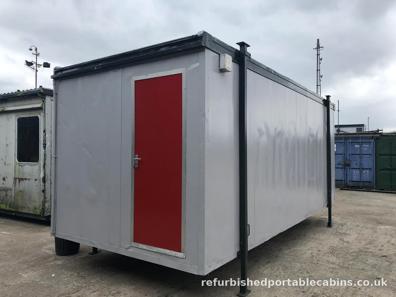 Used jackleg cabin with adjustable steel corner legs
