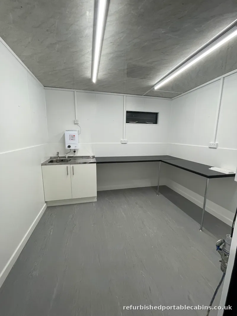 Kitchens Fitted kitchen in a refurbished portable cabin, with base and wall units, worktop and sink