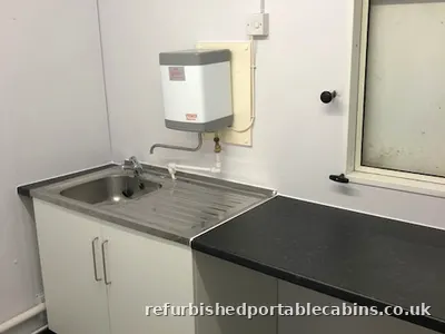 Sink unit, worktop and water heater in a cabin kitchen
