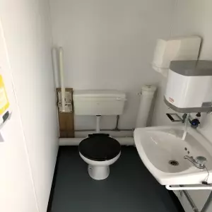 24fx 9 changing cabin toilets Ref Nor239 photo 4